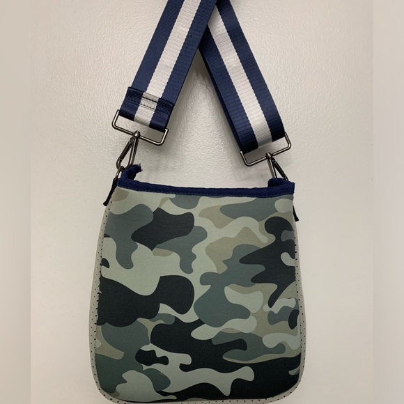 HAUTE SHORE BAG - crossbody, camouflage, neoprene, almost new, pockets,light! - Picture 2 of 10